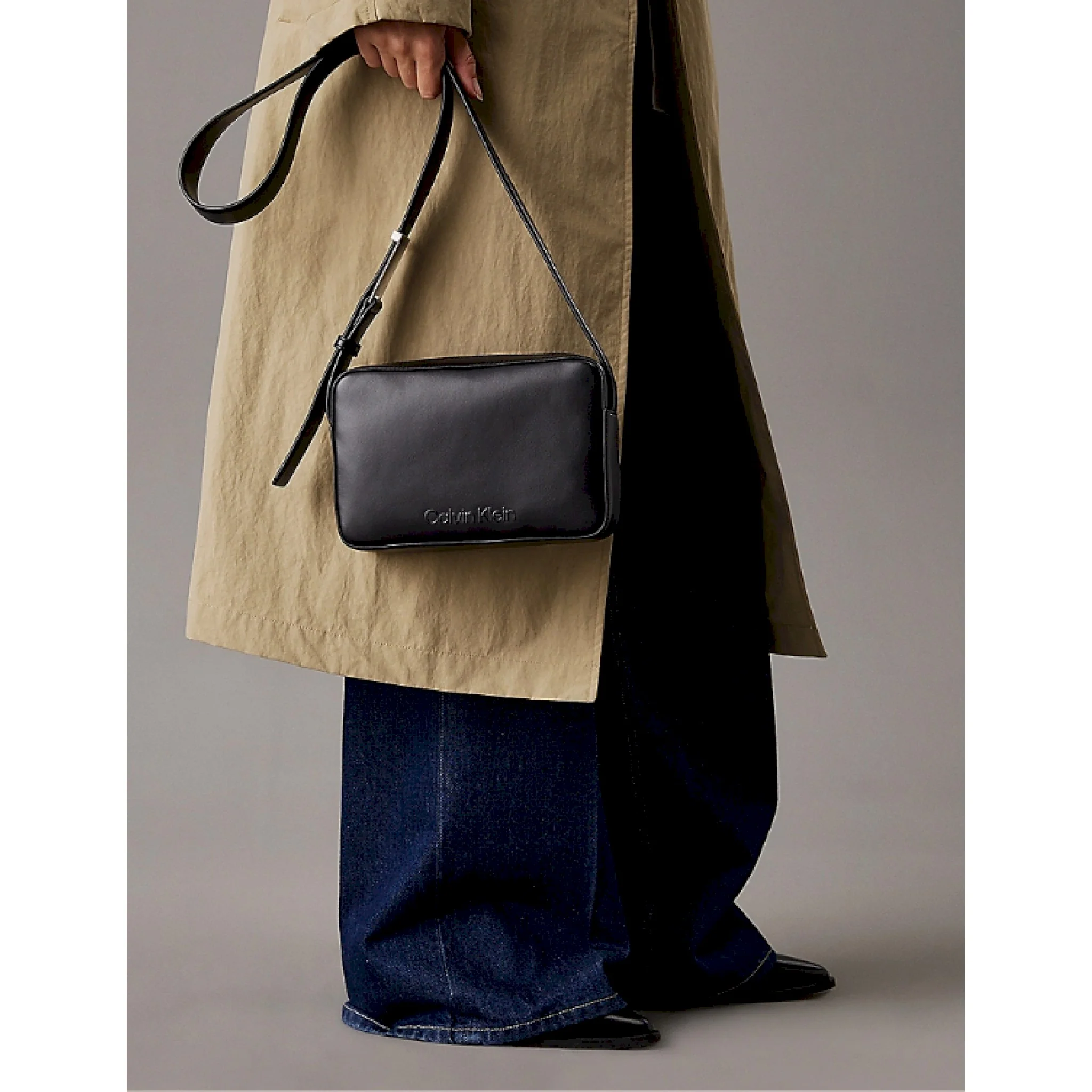 Calvin klein tracolla logo camera bag - immagine 3